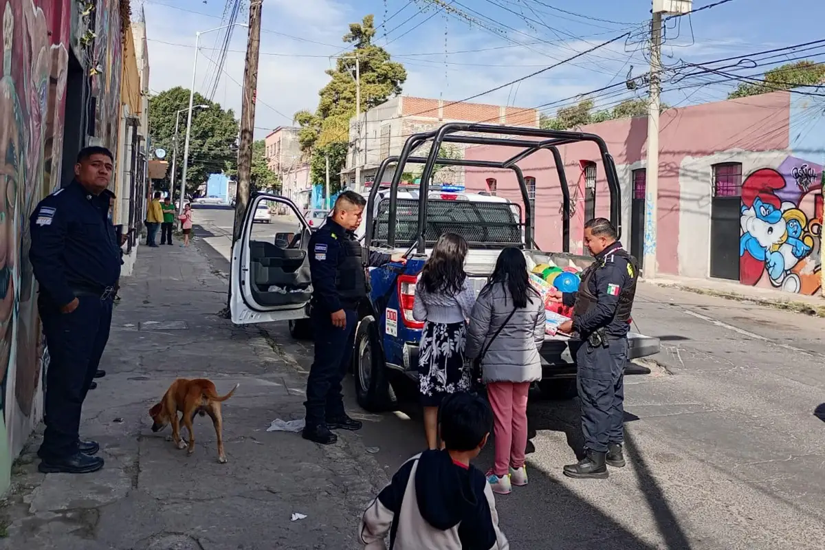 Policías de la SSC Puebla reparten juguetes este Día de Reyes