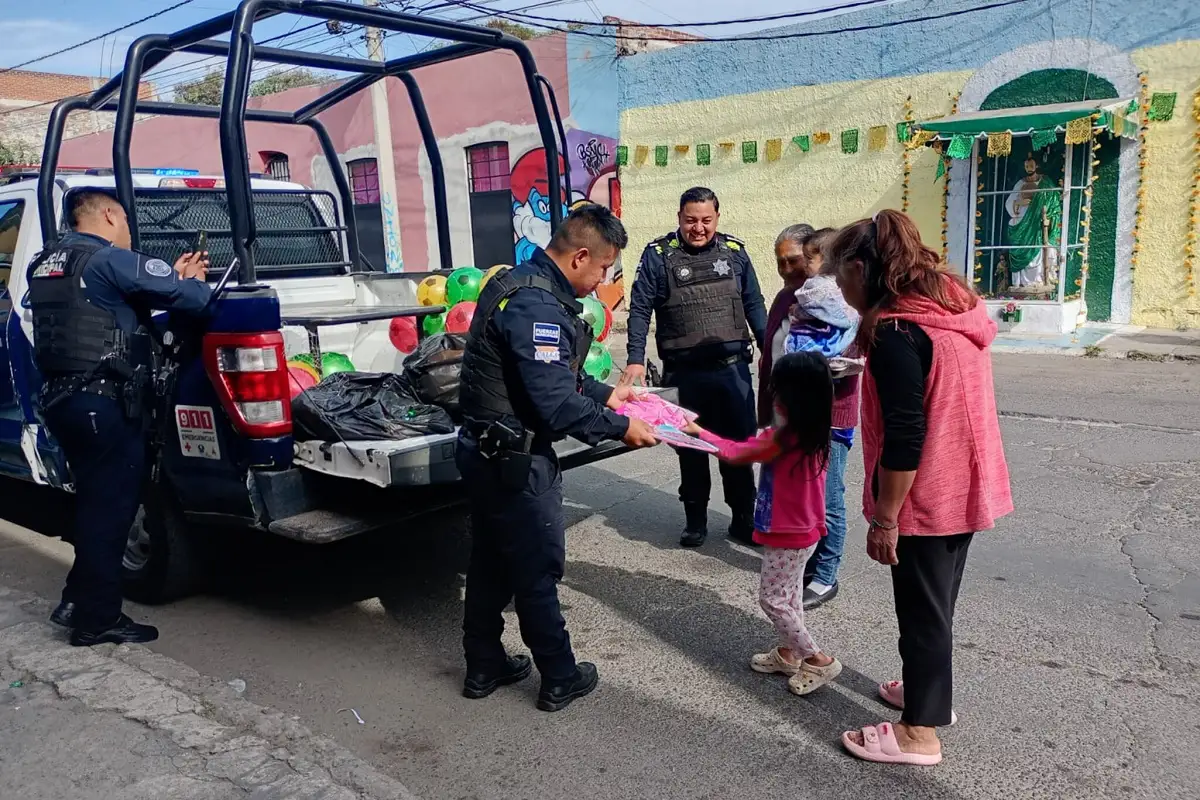 Policías de la SSC Puebla reparten juguetes este Día de Reyes