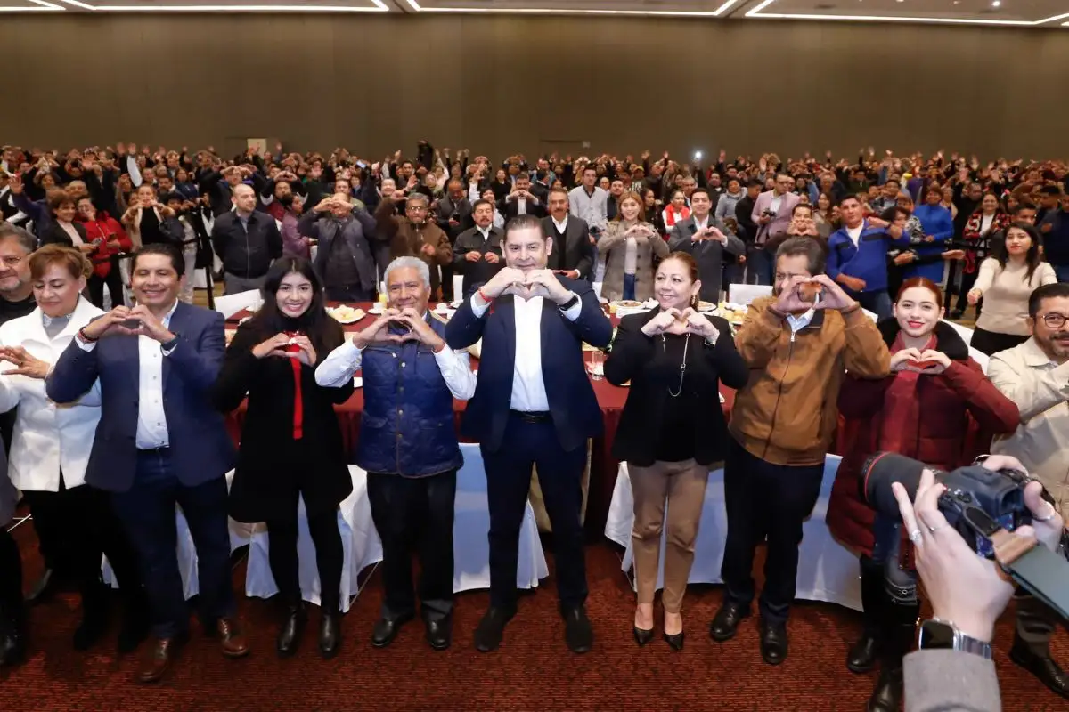 Armenta entrega cheques a personal administrativo del COBAEP