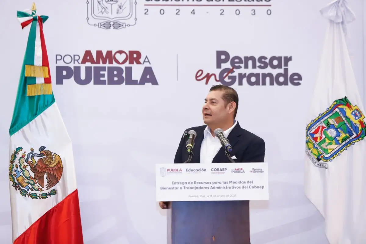 Armenta entrega cheques a personal administrativo del COBAEP