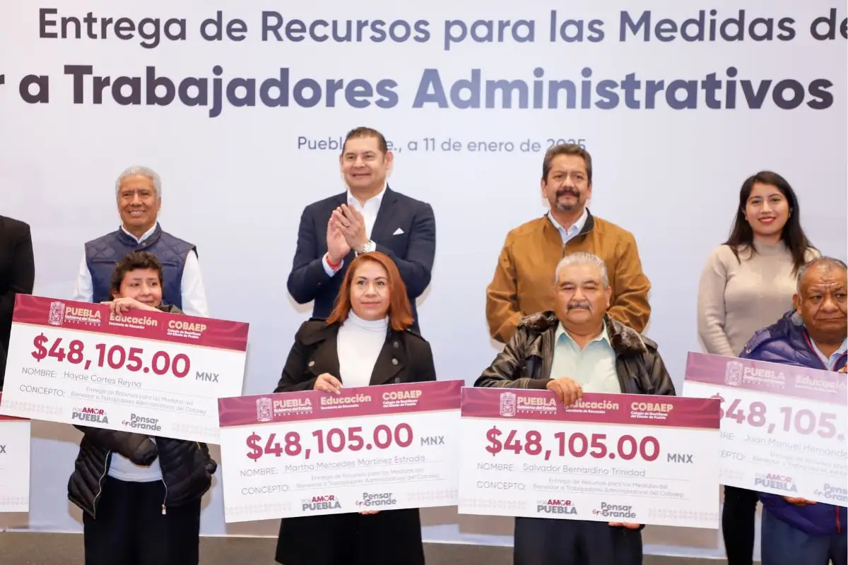 Armenta entrega cheques a personal administrativo del COBAEP 1 Armenta entrega cheques a personal administrativo del COBAEP