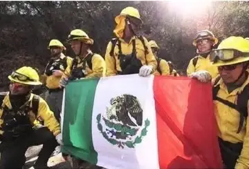 Bomberos de México en Los Ángeles combaten los incendios