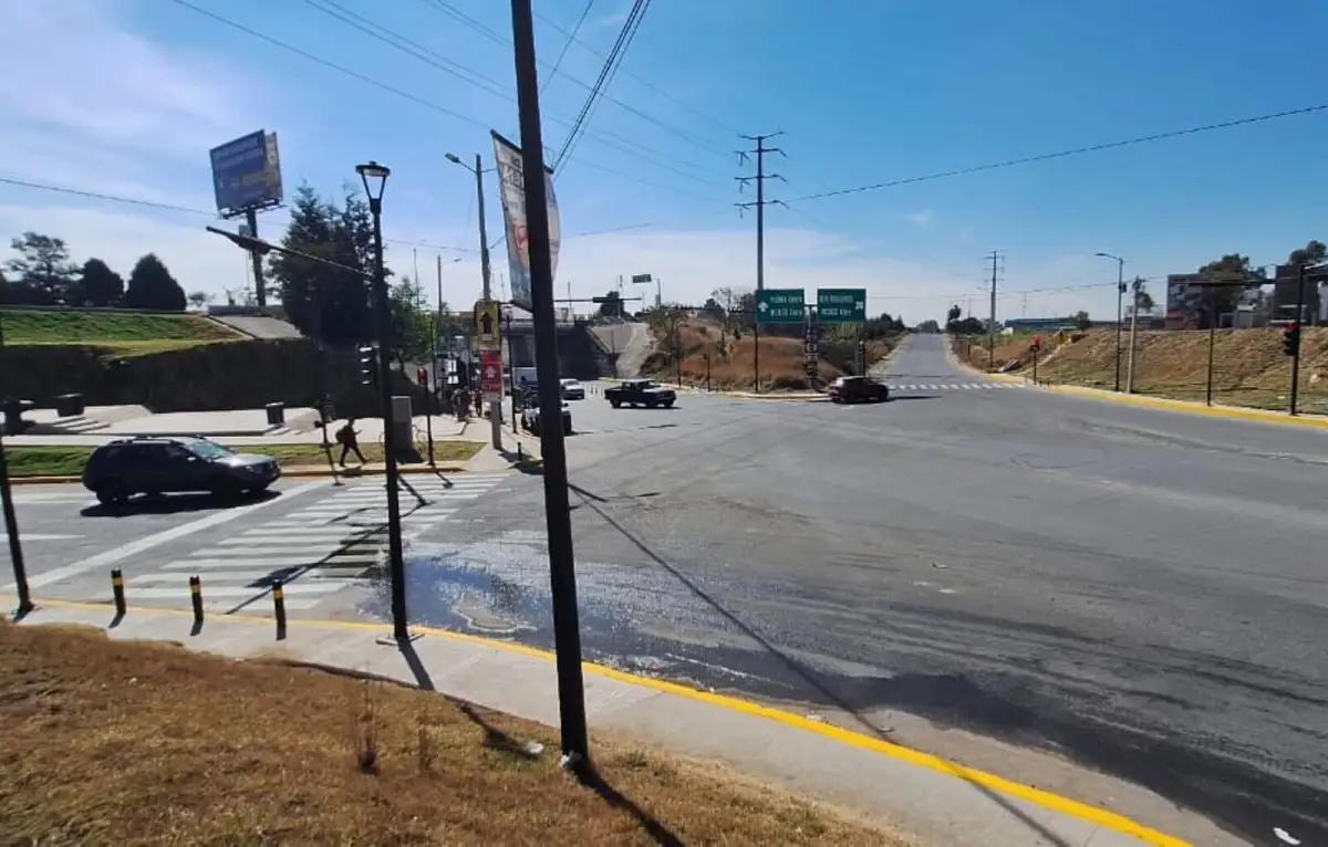 A petición de usuarios de la línea 4 de RUTA, colocan semáforos en Cuatro Caminos  