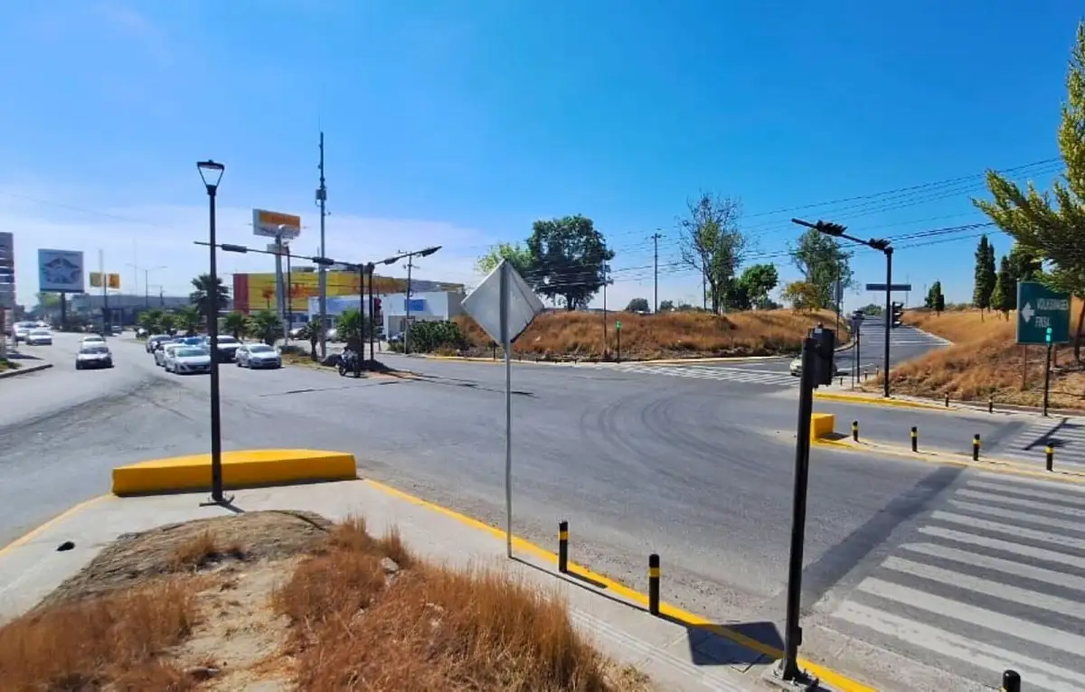 A petición de usuarios de la línea 4 de RUTA, colocan semáforos en Cuatro Caminos  