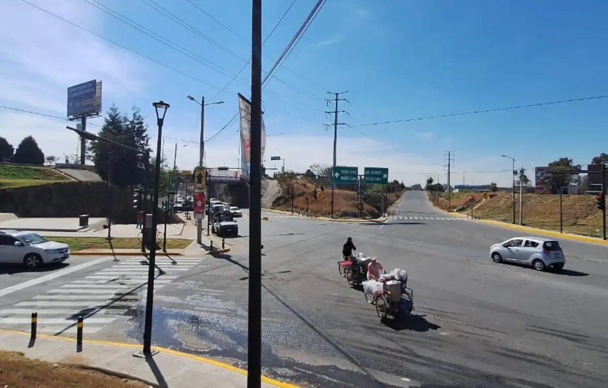 A petición de usuarios de la línea 4 de RUTA, colocan semáforos en Cuatro Caminos  