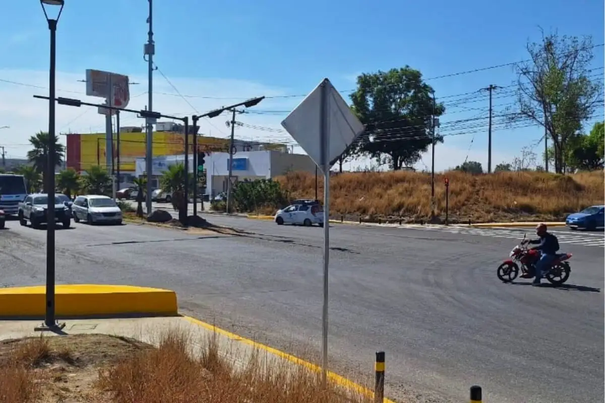 A petición de usuarios de la línea 4 de RUTA, colocan semáforos en Cuatro Caminos 1 A petición de usuarios de la línea 4 de RUTA, colocan semáforos en Cuatro Caminos