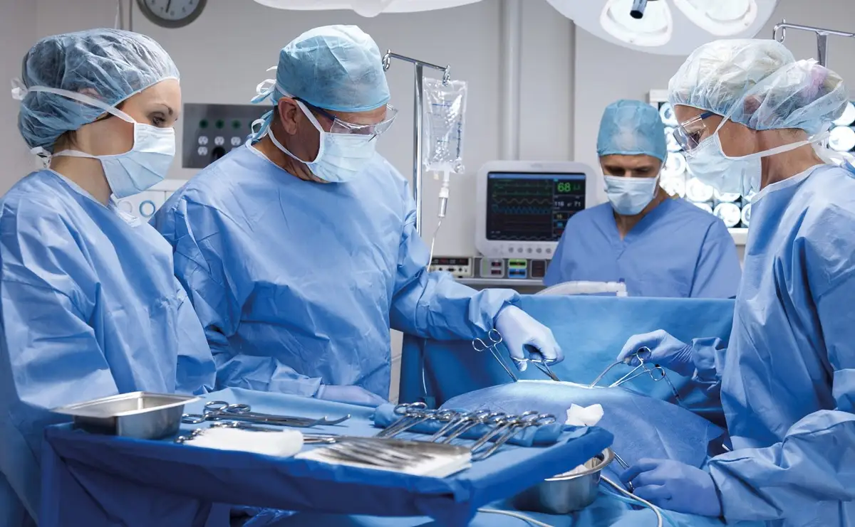 Morena propone cárcel para médicos en Puebla que hagan cirugías plásticas sin estar certificados