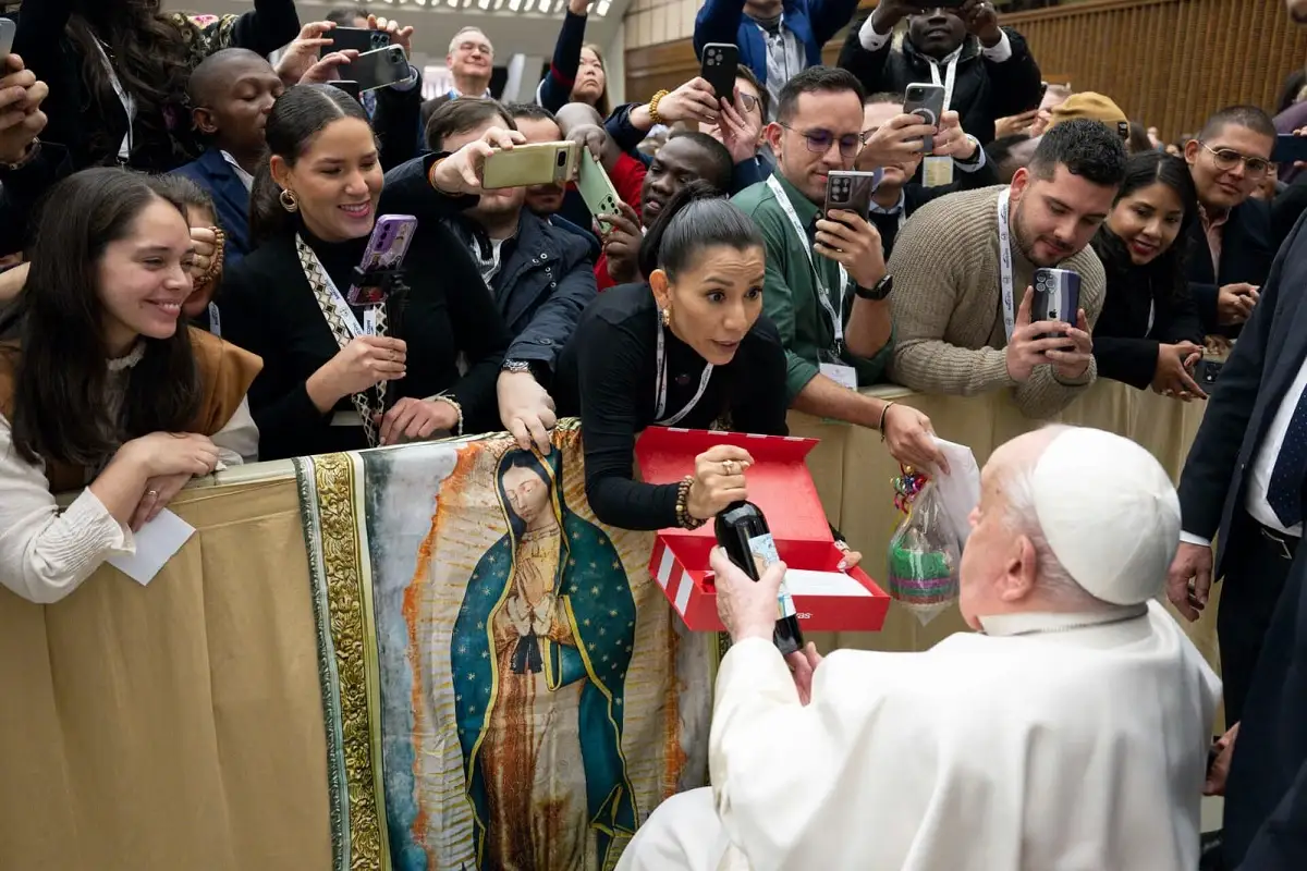 Aficionados le regalan playera de Chivas al Papa Francisco