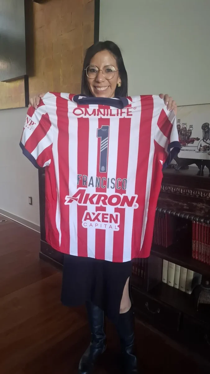 Aficionados le regalan playera de Chivas al Papa Francisco