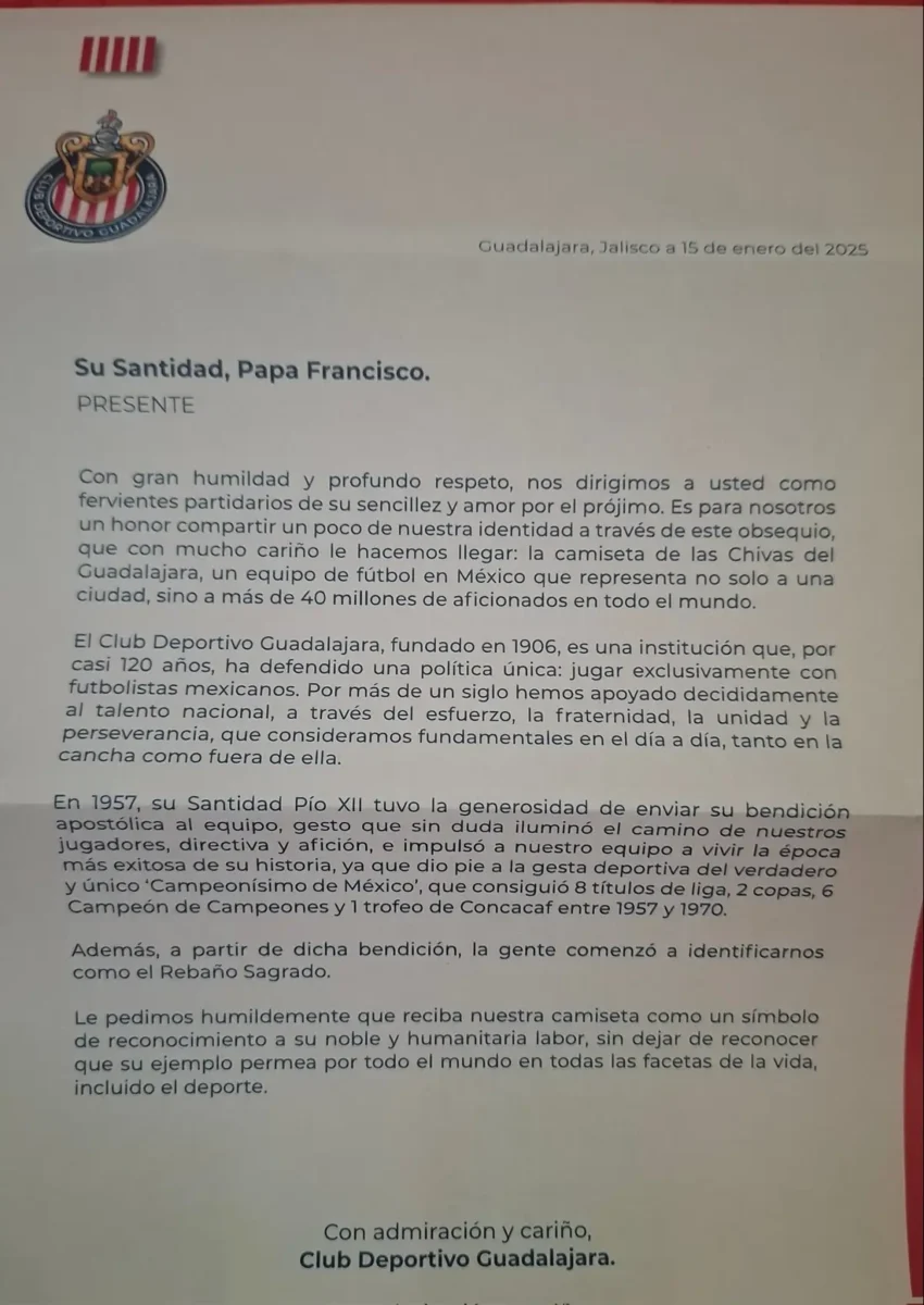 Aficionados le regalan playera de Chivas al Papa Francisco