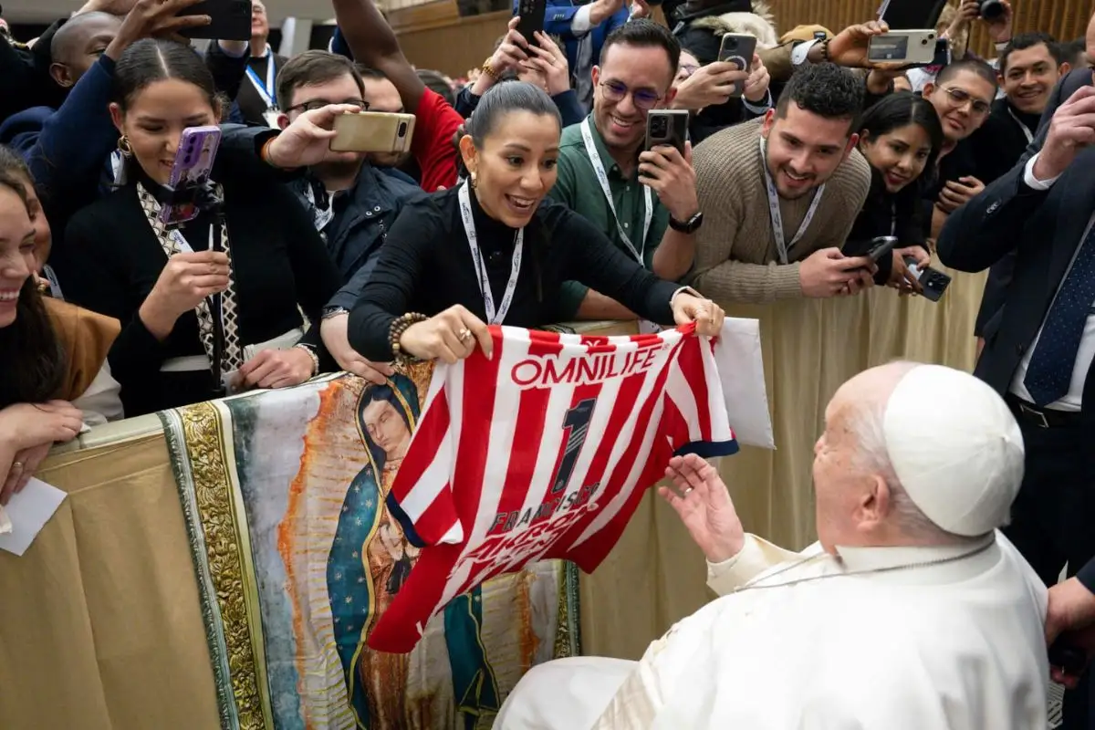 ¿Acabará la sequía de campeonatos? Aficionados regalan al Papa Francisco la playera de Chivas 1 Aficionados le regalan playera de Chivas al Papa Francisco