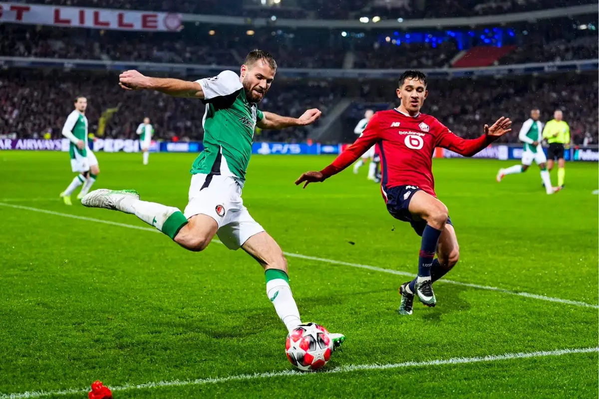 Santiago Giménez anotó en Champions League nuevamente