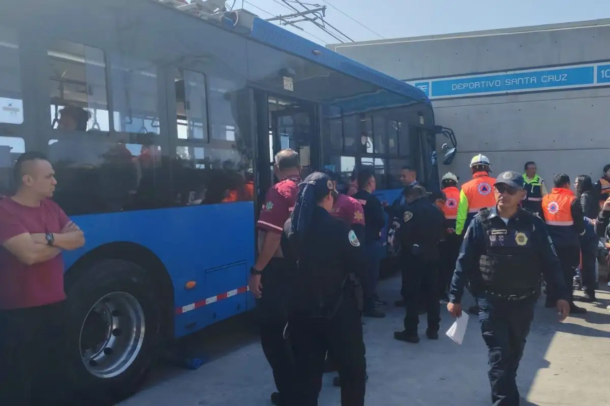 Trolebús elevado de Iztapalapa choca contra muro y deja 38 heridos 1 Trolebús elevado de Iztapalapa choca contra muro y deja 38 heridos
