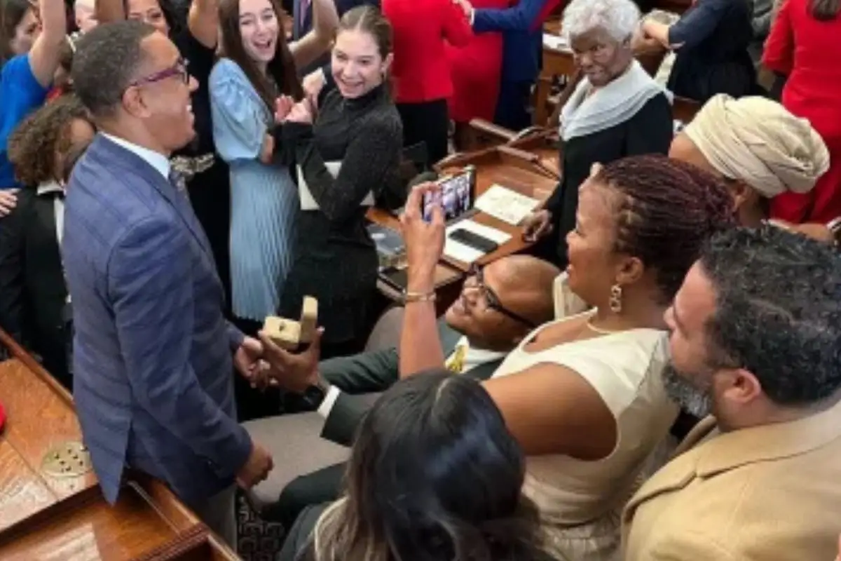 Legislador de Texas le propone matrimonio a su novio en la Cámara de Representantes 1 Legislador de Texas le propone matrimonio a su novio en la Cámara de Representantes
