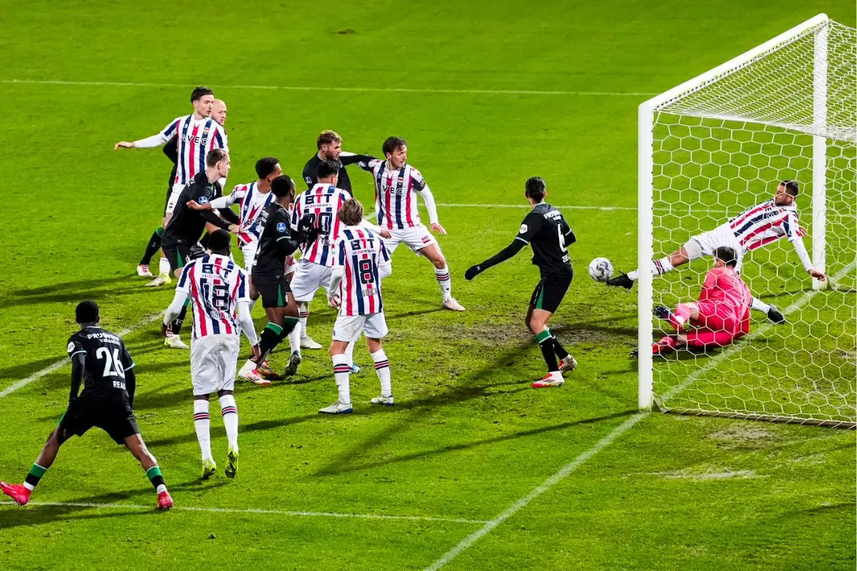 Santiago Giménez juega de titular en el Willem vs Feyenoord