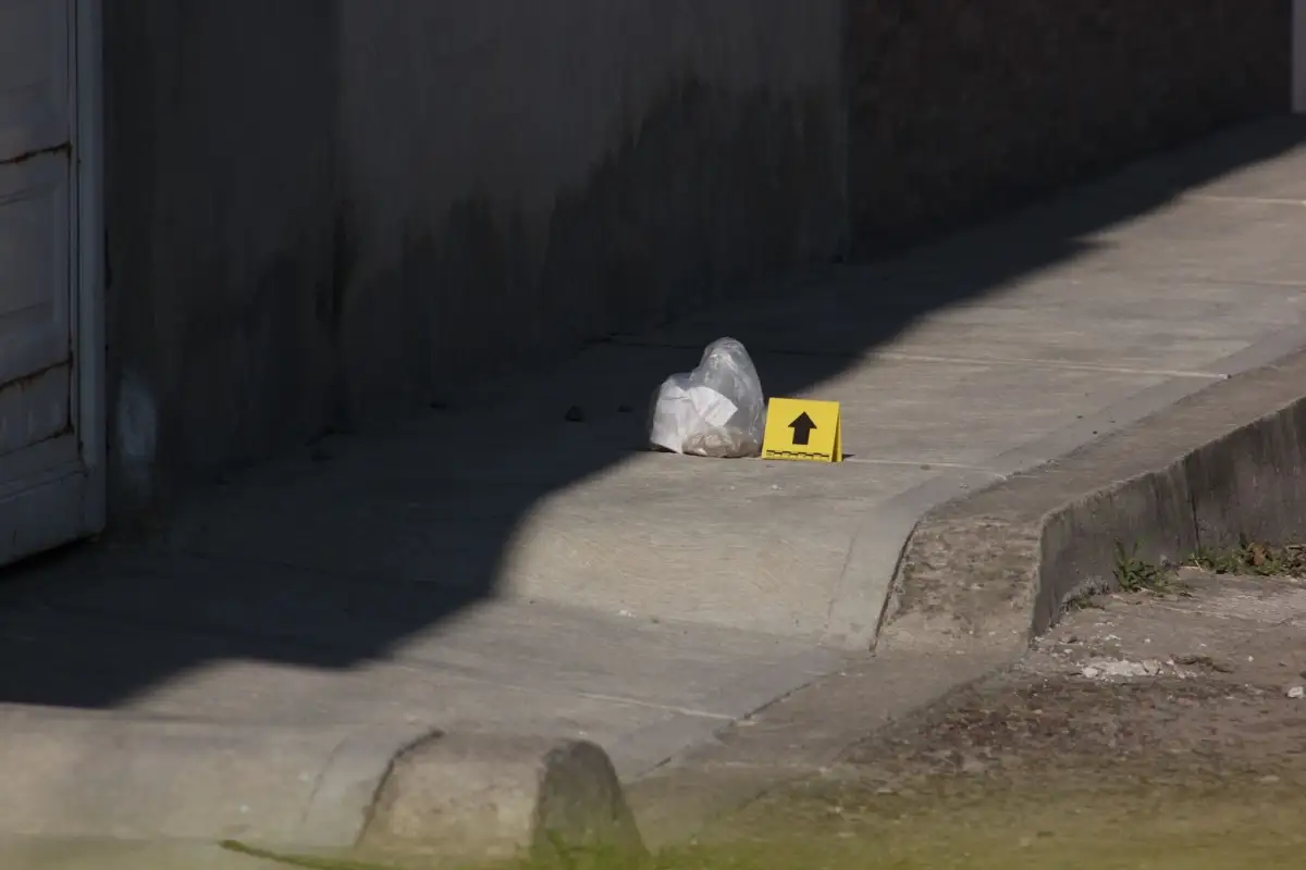 Abandonan bolsa con restos humanos en Santa Margarita; resguardan domicilio