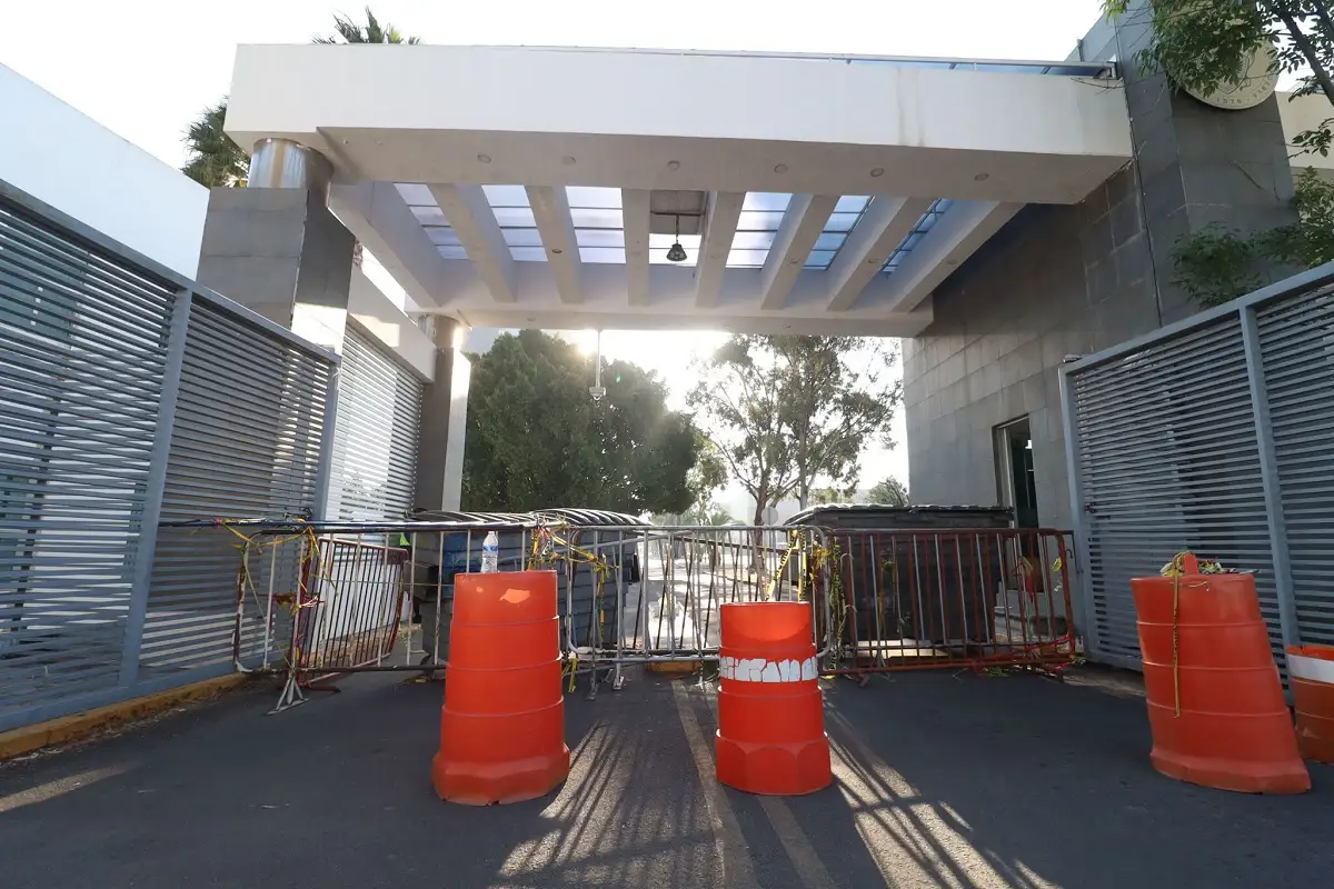 Así fue como estudiantes de la BUAP movieron la escultura de La Patona para bloquear el acceso a CU