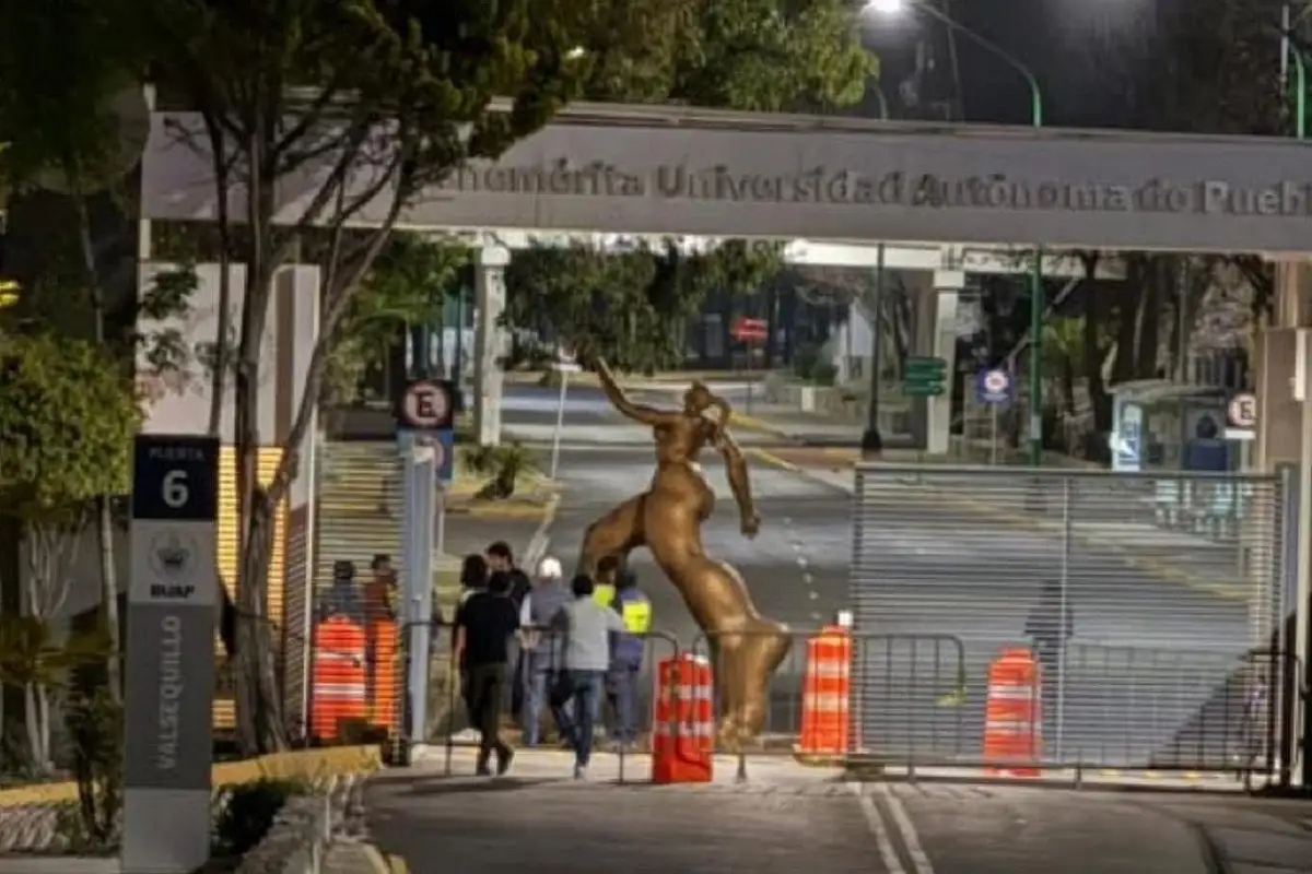 VIDEO: Así fue como movieron la escultura de "La Patona" para bloquear el acceso a CU 1 Así fue como estudiantes de la BUAP movieron la escultura de La Patona para bloquear el acceso a CU