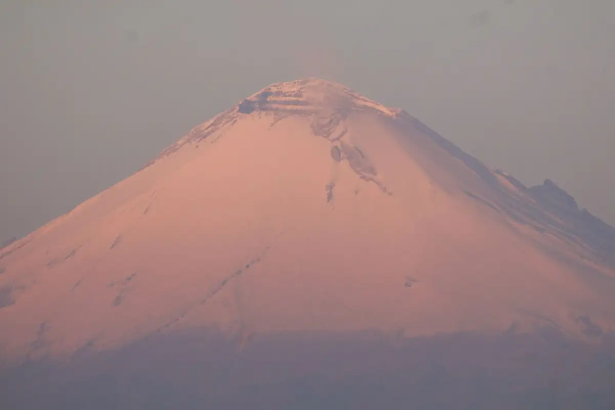 Captan un misterioso tren de objetos sobre el Popocatépetl