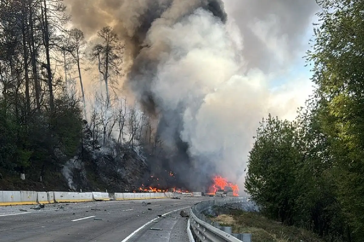 Cinco muertos y cuatro heridos deja explosión de una pipa en la México-Puebla