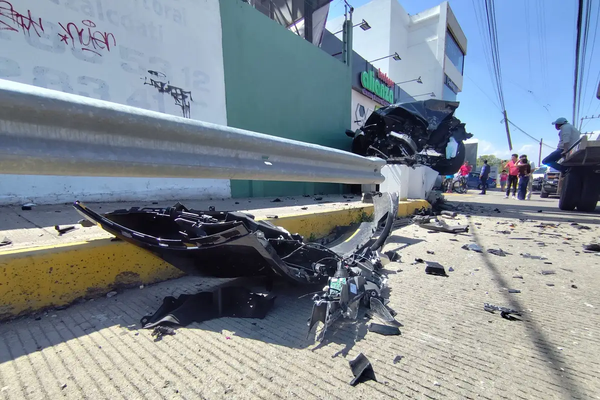 Conductor en estado de ebriedad estrella su Tesla en Calzada Zavaleta y abandona el vehículo