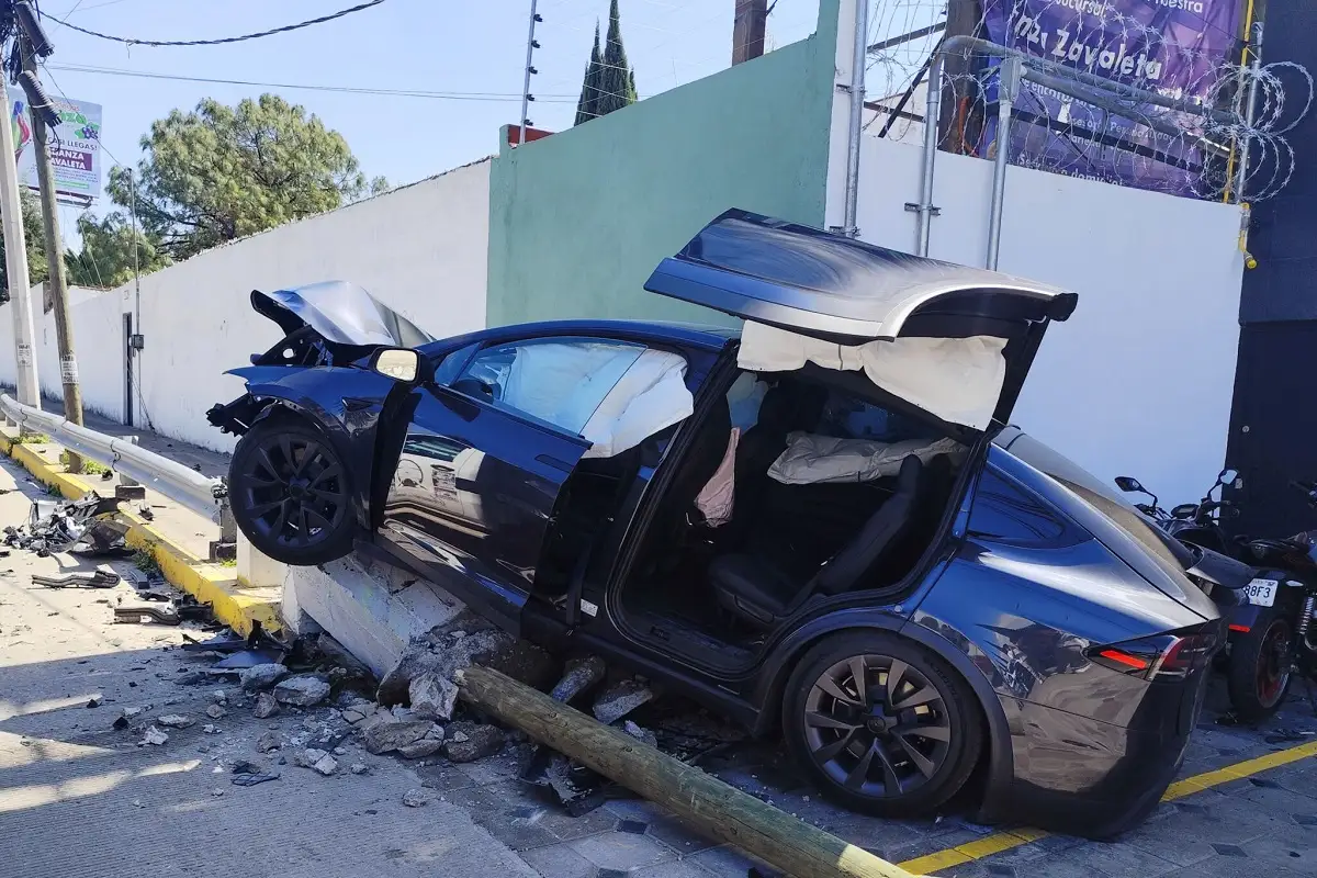 Conductor en estado de ebriedad estrella su Tesla en Calzada Zavaleta y abandona el vehículo