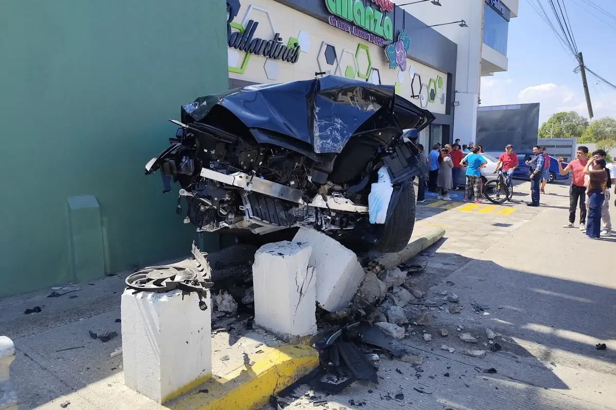 Conductor en estado de ebriedad choca su Tesla en Calzada Zavaleta y abandona el vehículo