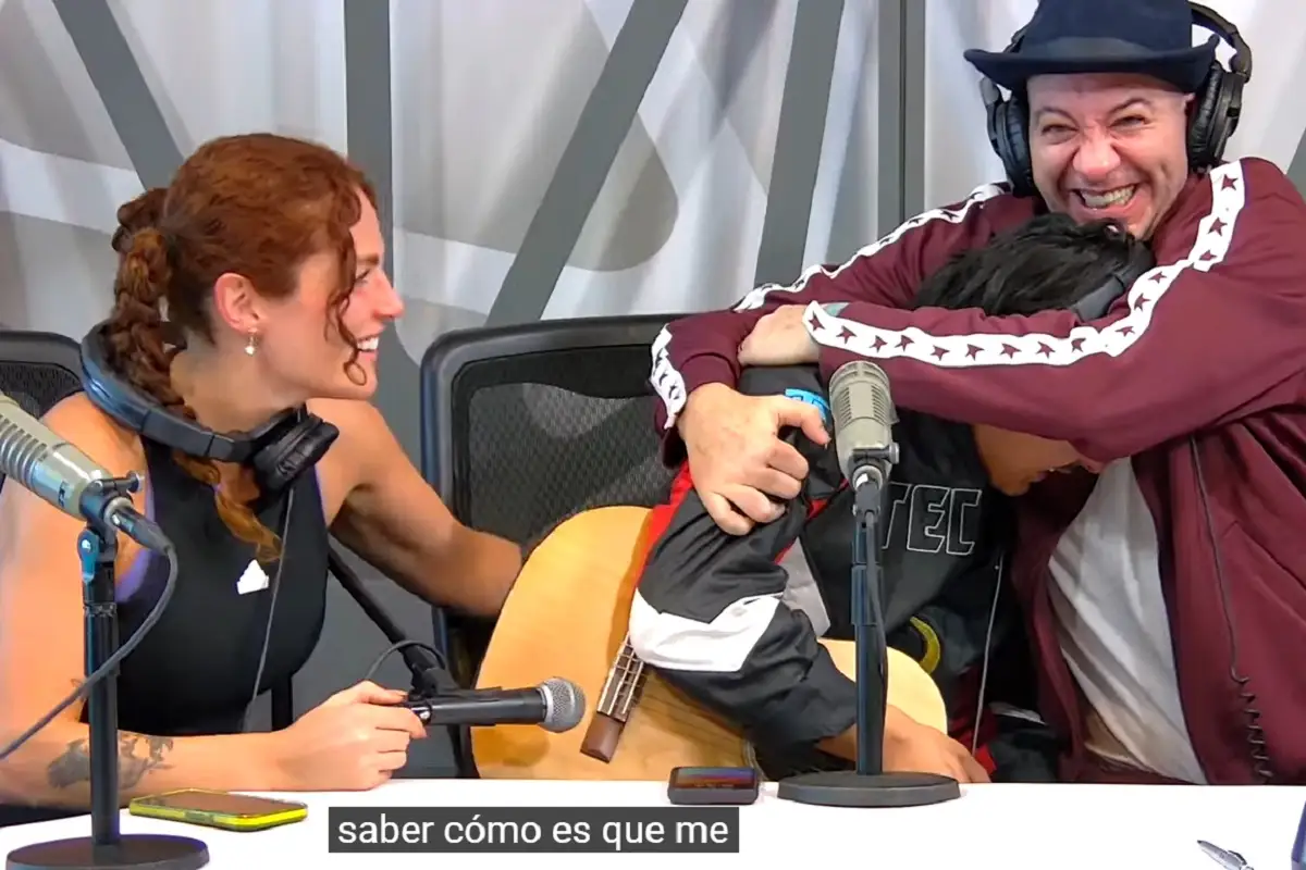 De barrendero a fenómeno musical: Macario Martínez llora al escuchar su canción en la radio