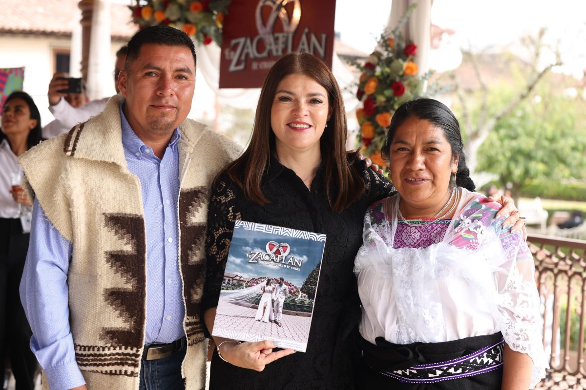 "En Zacatlán o te enamoras o te casas” y Bety Sánchez casó a 14 parejas 1 En Zacatlan o te enamoras o te casas y Bety Sanchez caso a 14 parejas