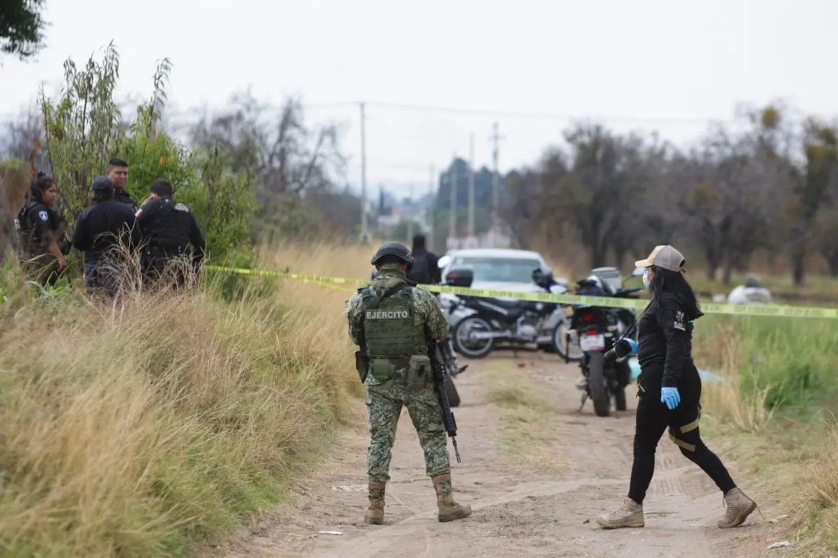 Hallan cuerpo de un hombre con impactos de bala en el abdomen en Coronango
