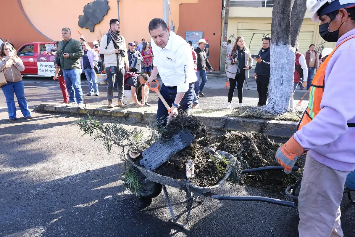 La grandeza de Puebla está en la labor que hacemos todas y todos: Alejandro Armenta 1 La grandeza de Puebla está en la labor que hacemos todas y todos Alejandro Armenta