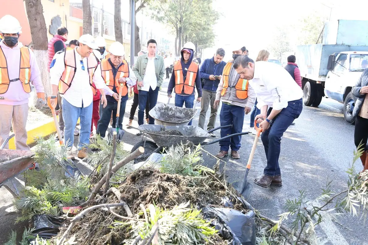 La grandeza de Puebla está en la labor que hacemos todas y todos: Alejandro Armenta 2 La grandeza de Puebla está en la labor que hacemos todas y todos Alejandro Armenta