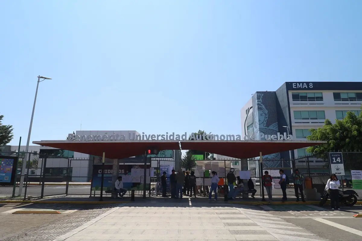 Lilia Cedillo llega a Medicina BUAP, generan acuerdos para levantar paro