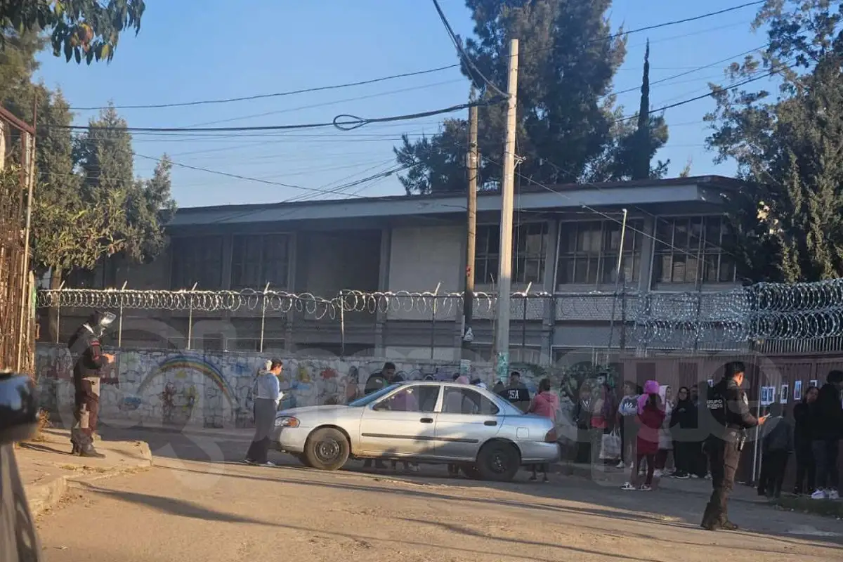 Padres toman primaria Revolución Mexicana; acusan que maestro toma fotografías a menores 1 Padres toman primaria Revolución Mexicana; acusan que maestro toma fotografías a menores