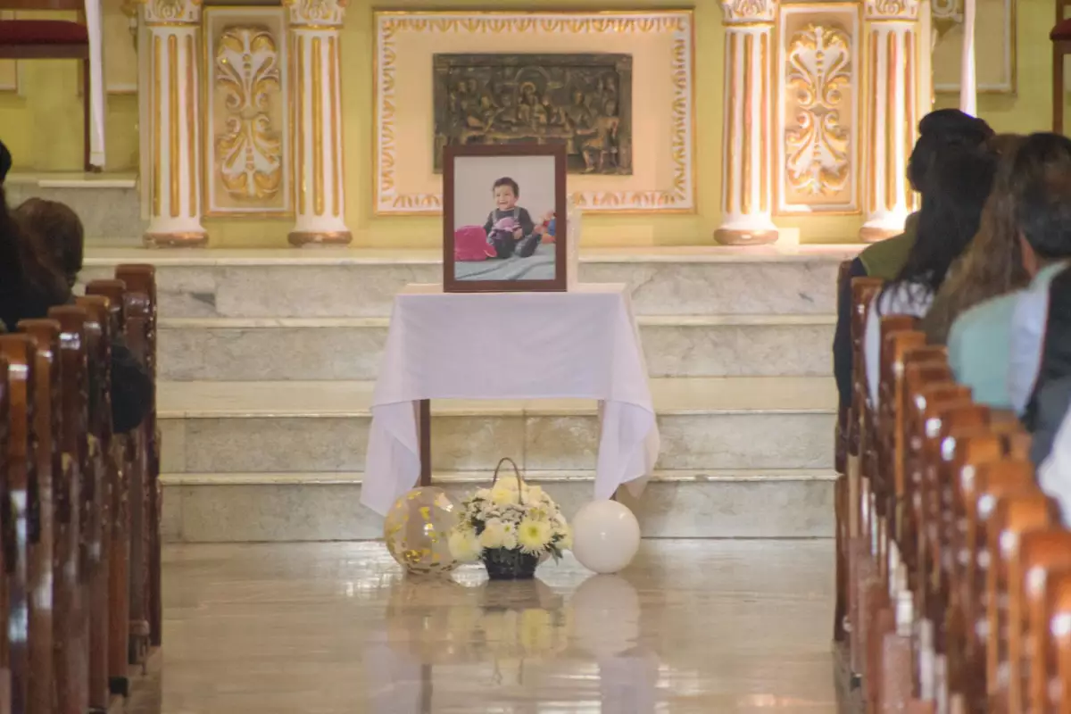 Dan el último adiós al bebé René Emilio, asesinado durante asalto en Ahuazotepec 4 Dan el último adiós al bebé René Emilio, asesinado durante asalto en Ahuazotepec