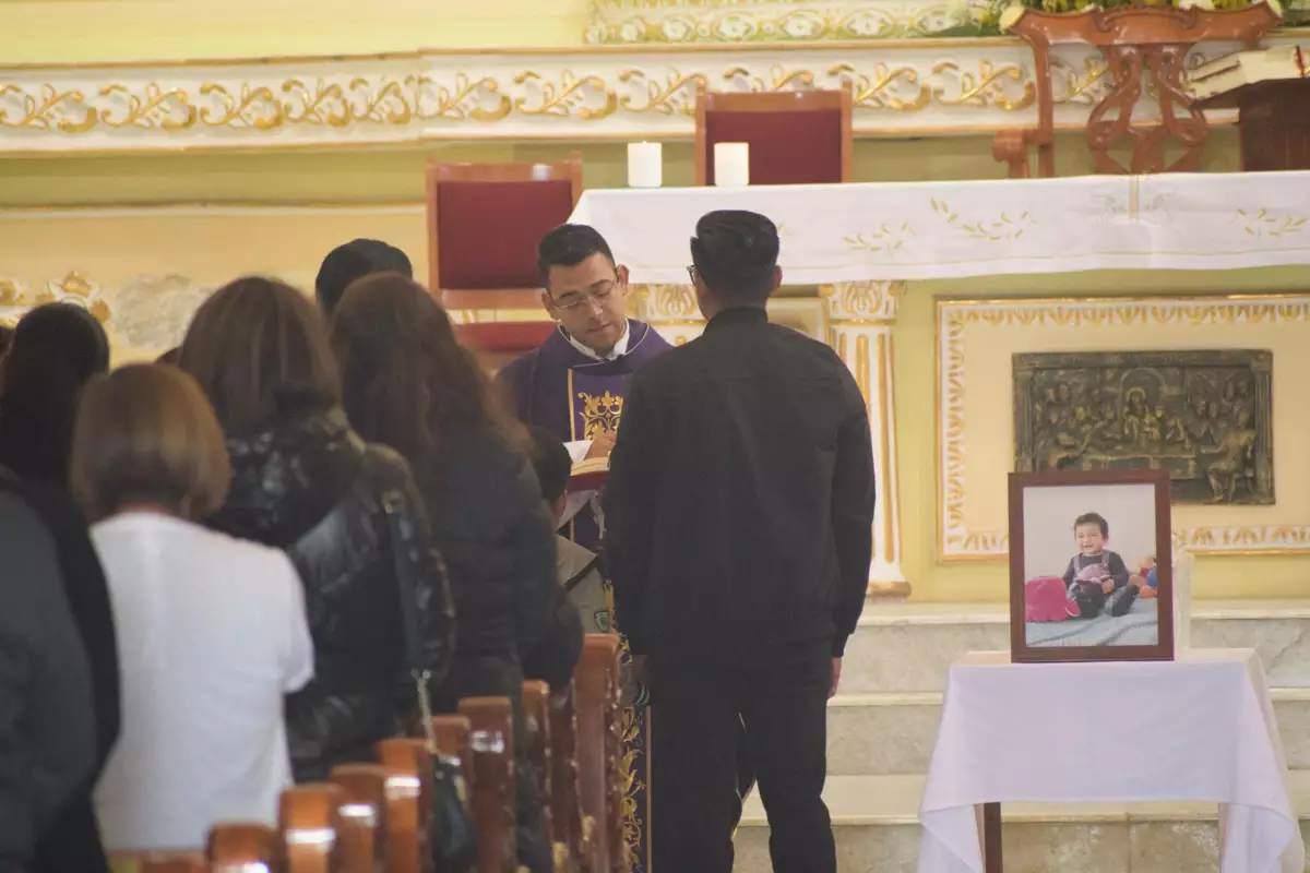 Dan el último adiós al bebé René Emilio, asesinado durante asalto en Ahuazotepec 3 Dan el último adiós al bebé René Emilio, asesinado durante asalto en Ahuazotepec