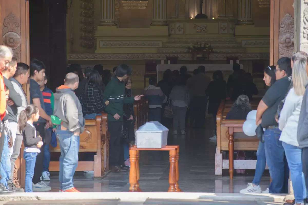 Dan el último adiós al bebé René Emilio, asesinado durante asalto en Ahuazotepec 5 Dan el último adiós al bebé René Emilio, asesinado durante asalto en Ahuazotepec