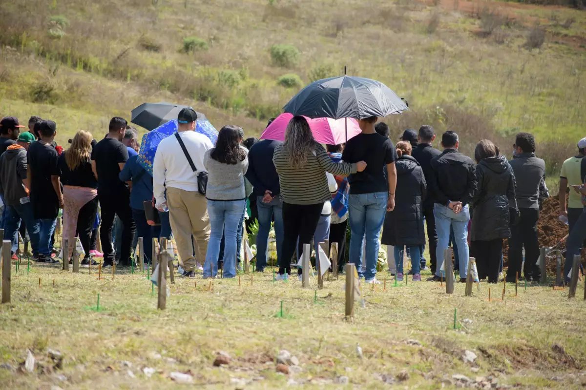 Dan el último adiós al bebé René Emilio, asesinado durante asalto en Ahuazotepec 7 Dan el último adiós al bebé René Emilio, asesinado durante asalto en Ahuazotepec