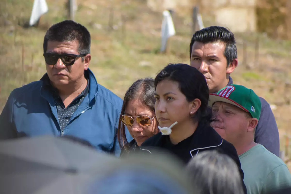 Dan el último adiós al bebé René Emilio, asesinado durante asalto en Ahuazotepec 8 Dan el último adiós al bebé René Emilio, asesinado durante asalto en Ahuazotepec