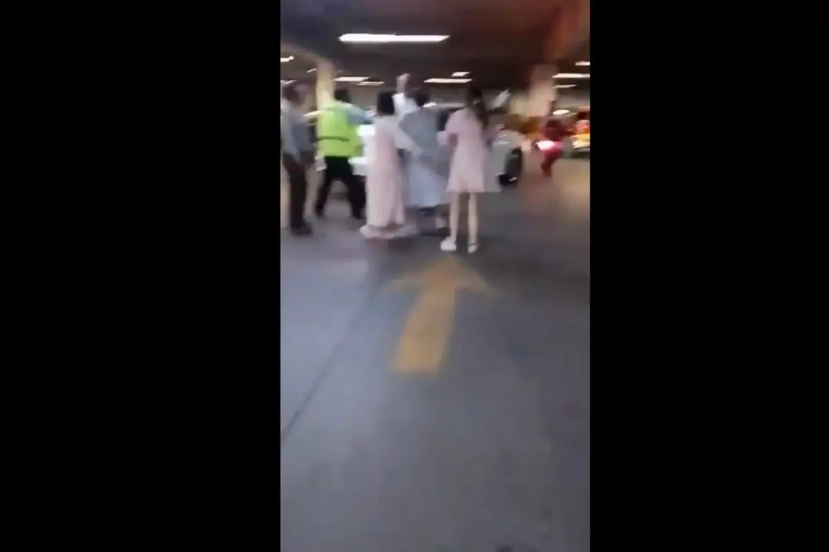 VIDEO: Un hombre y tres mujeres pelean en el estacionamiento de la plaza Vía San Ángel 1 Un hombre y tres mujeres pelean en el estacionamiento de la plaza Vía San Ángel