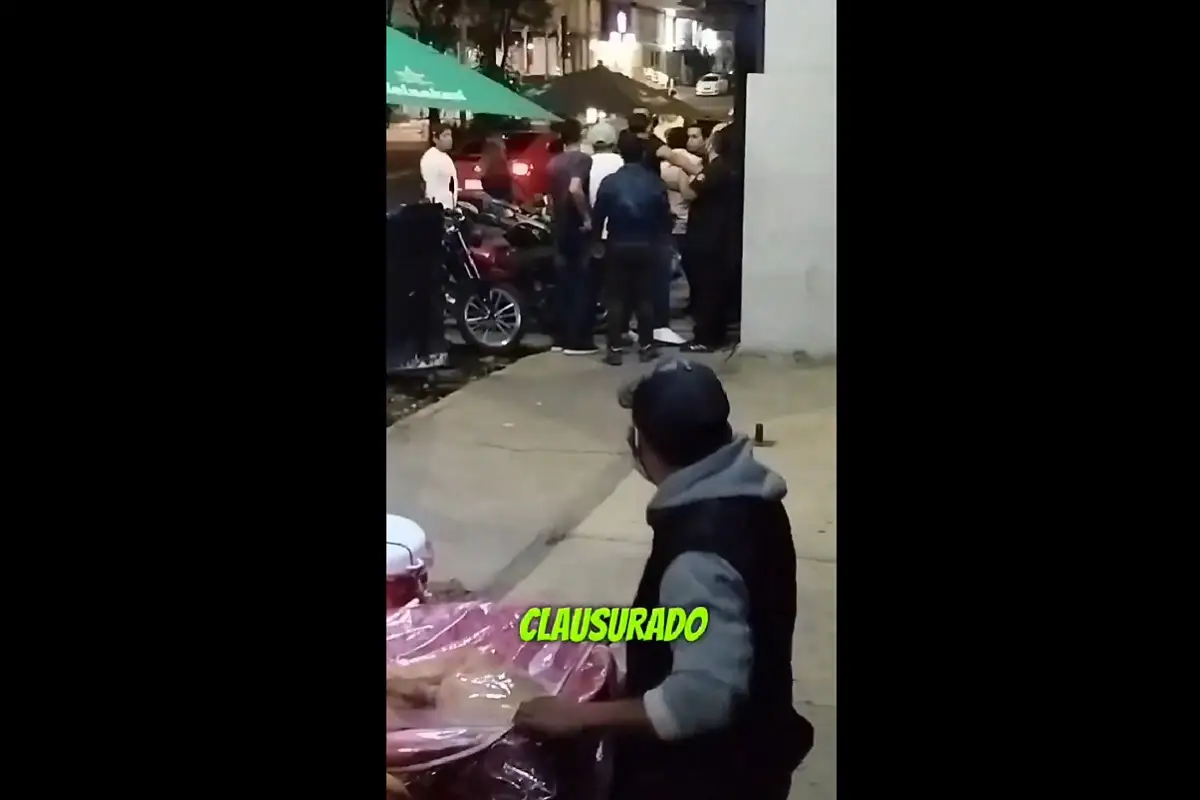 VIDEO: Sujetos a bordo de un Camaro golpean a un valet parking en la Juárez 1 VIDEO: Sujetos a bordo de un Camaro golpean a un valet parking en la Juárez