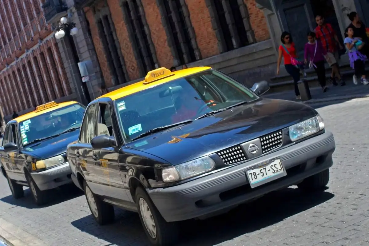 Buscan ampliar antigüedad para que taxis circulen en Puebla