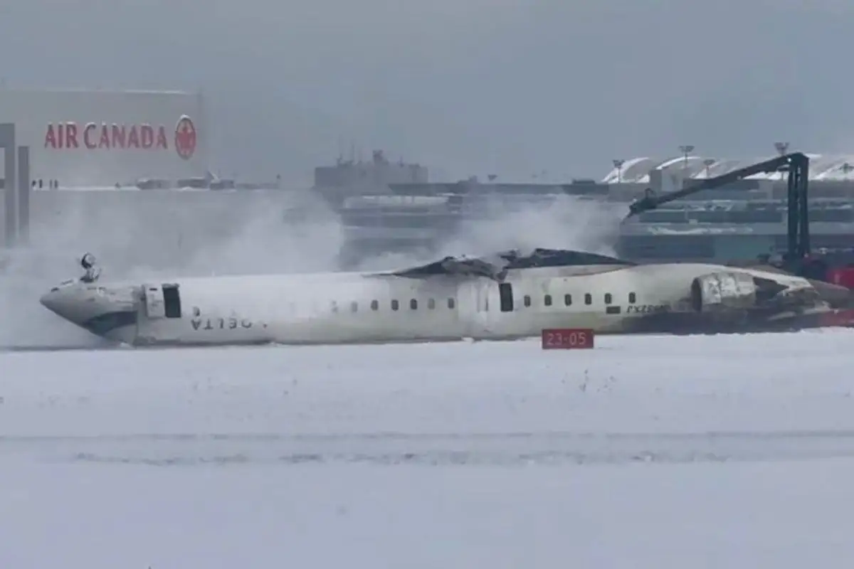 (FOTOS) Así quedó el avión de Delta Airlines que se volteó en Canadá 1 Así quedó el avión de Delta Airlines que se estrelló