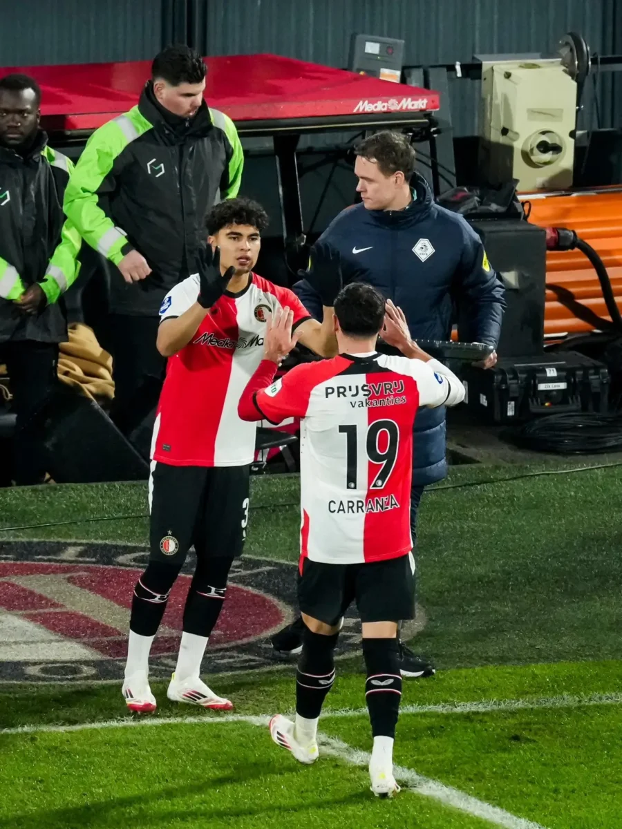 Debuta el delantero mexicano Stephano Carillo con el Feyenoord