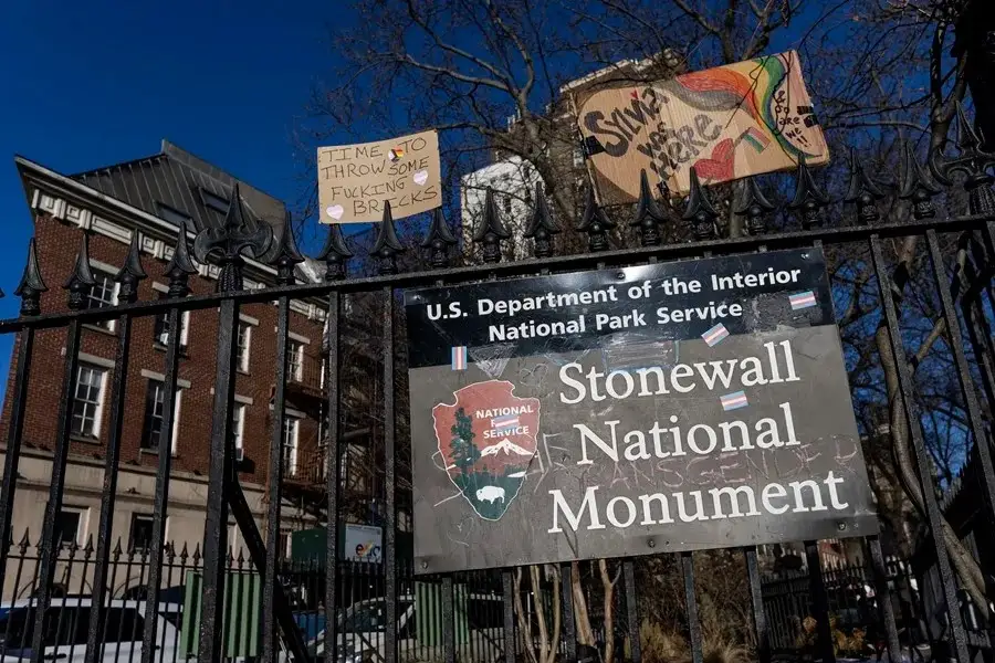 Trump ordena eliminar de monumentos LGBT+ los términos queer y trans