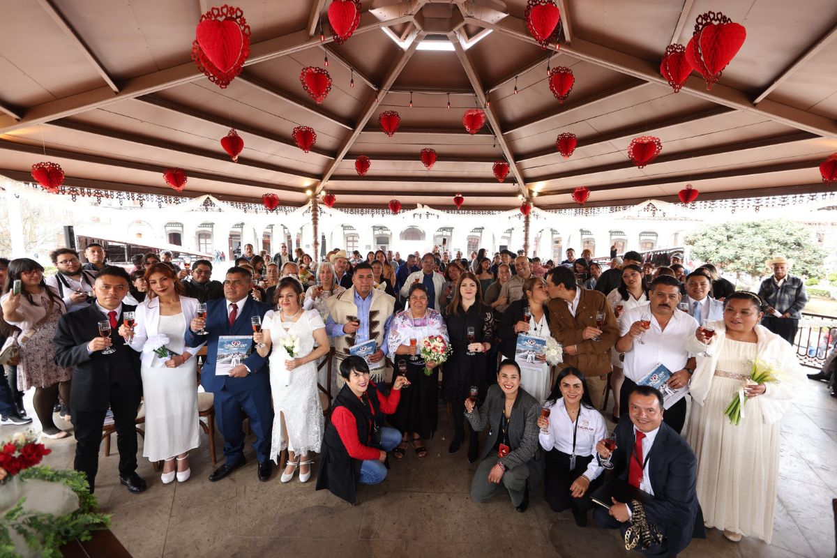 "En Zacatlán o te enamoras o te casas” y Bety Sánchez casó a 14 parejas
