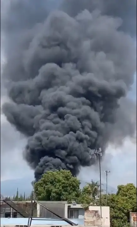 incendio en un lote baldío de Xonacatepec