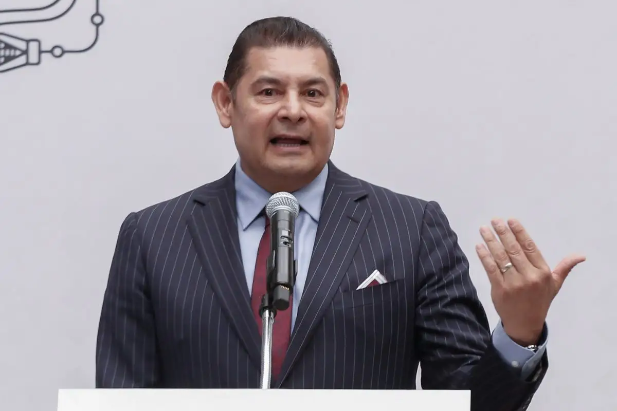 “Mis hijos no viven del gobierno”, le aclara Armenta a Loret