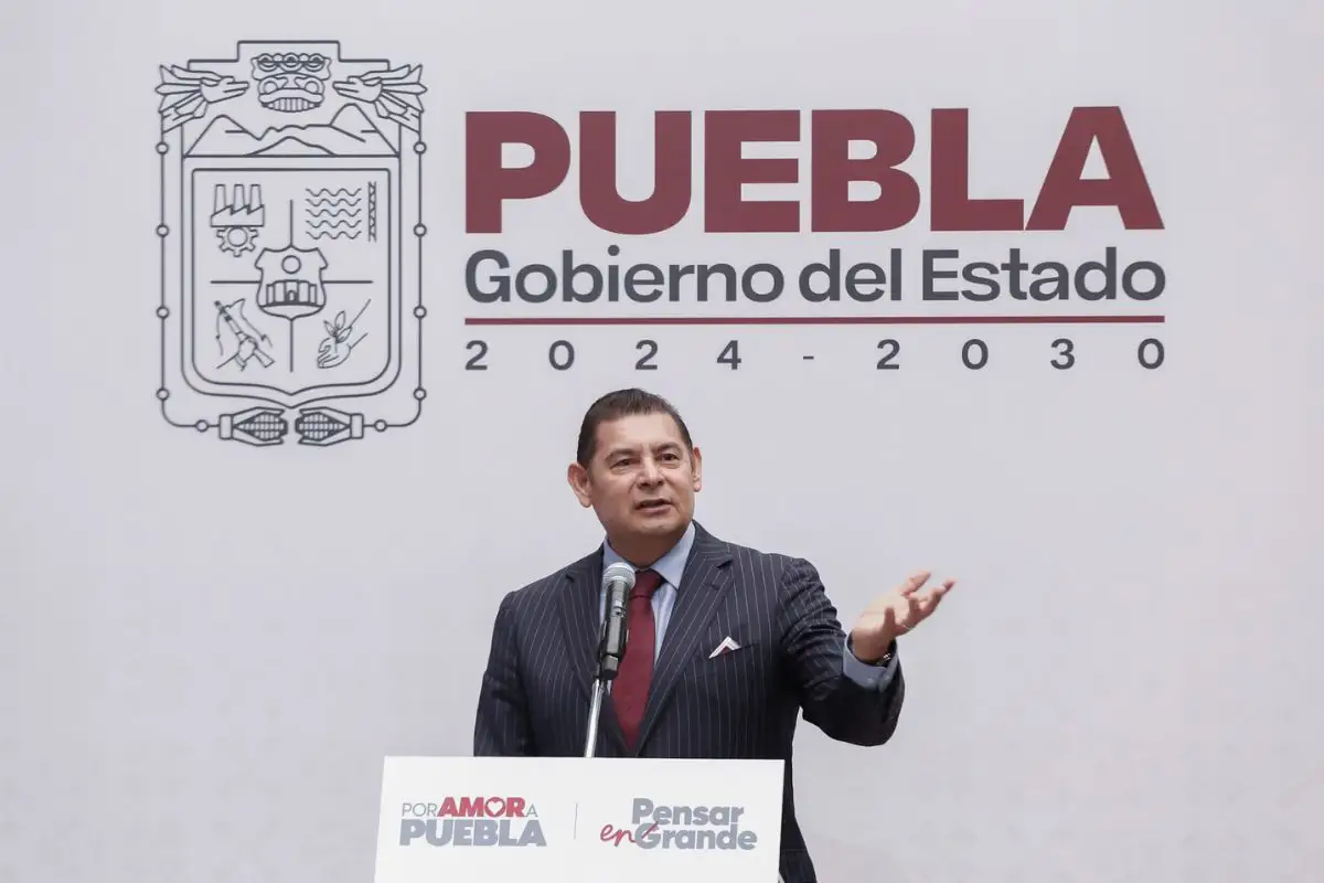 “Mis hijos no viven del gobierno”, le aclara Armenta a Loret