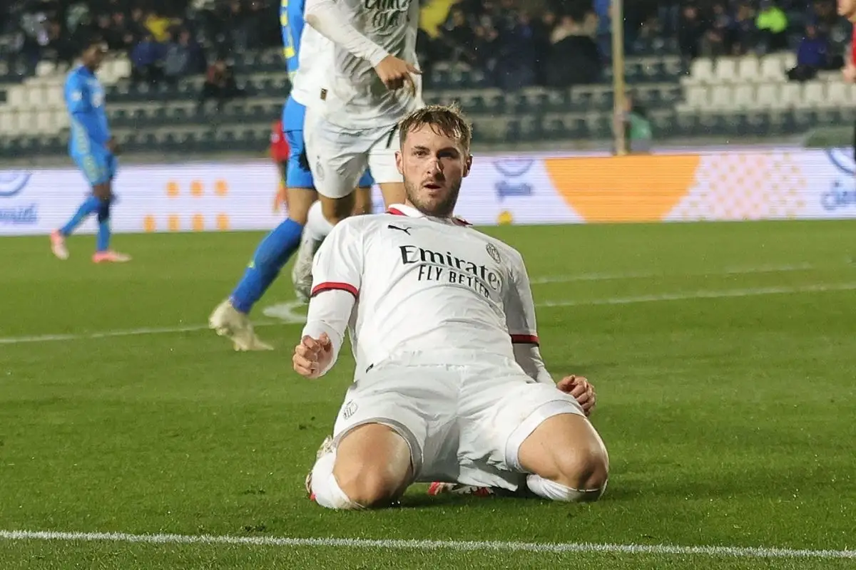 (VIDEO) Cayó el primero: así fue el primer golazo de Santiago Giménez con el Milan 1 Así fue el primer gol de Santiago Giménez con el Milan